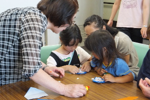 子供たちとの交流会(折り紙教室)