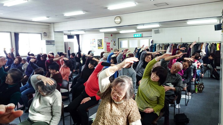 みなさんで体操をやっている様子です