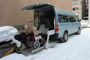 車いす対応の専用車で各ご家庭までお迎えいたします