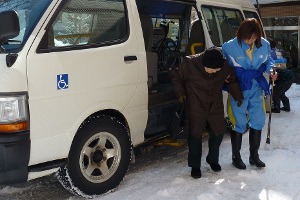 車いす対応の専用車で各ご家庭までお迎えいたします