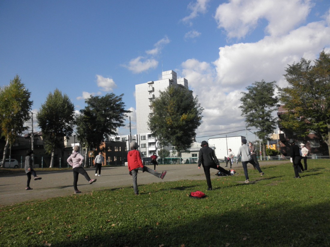 エルム公園でストレッチをする写真