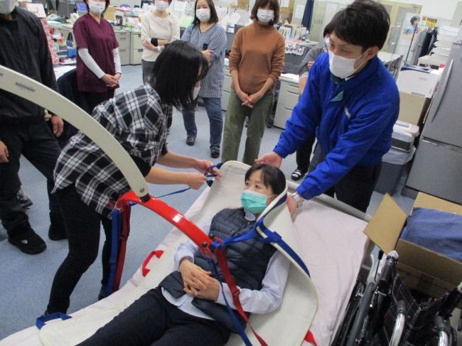 介護リフトの研修の様子