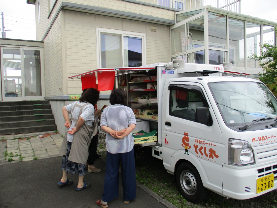 お買い物をしている川下地区の住民の写真