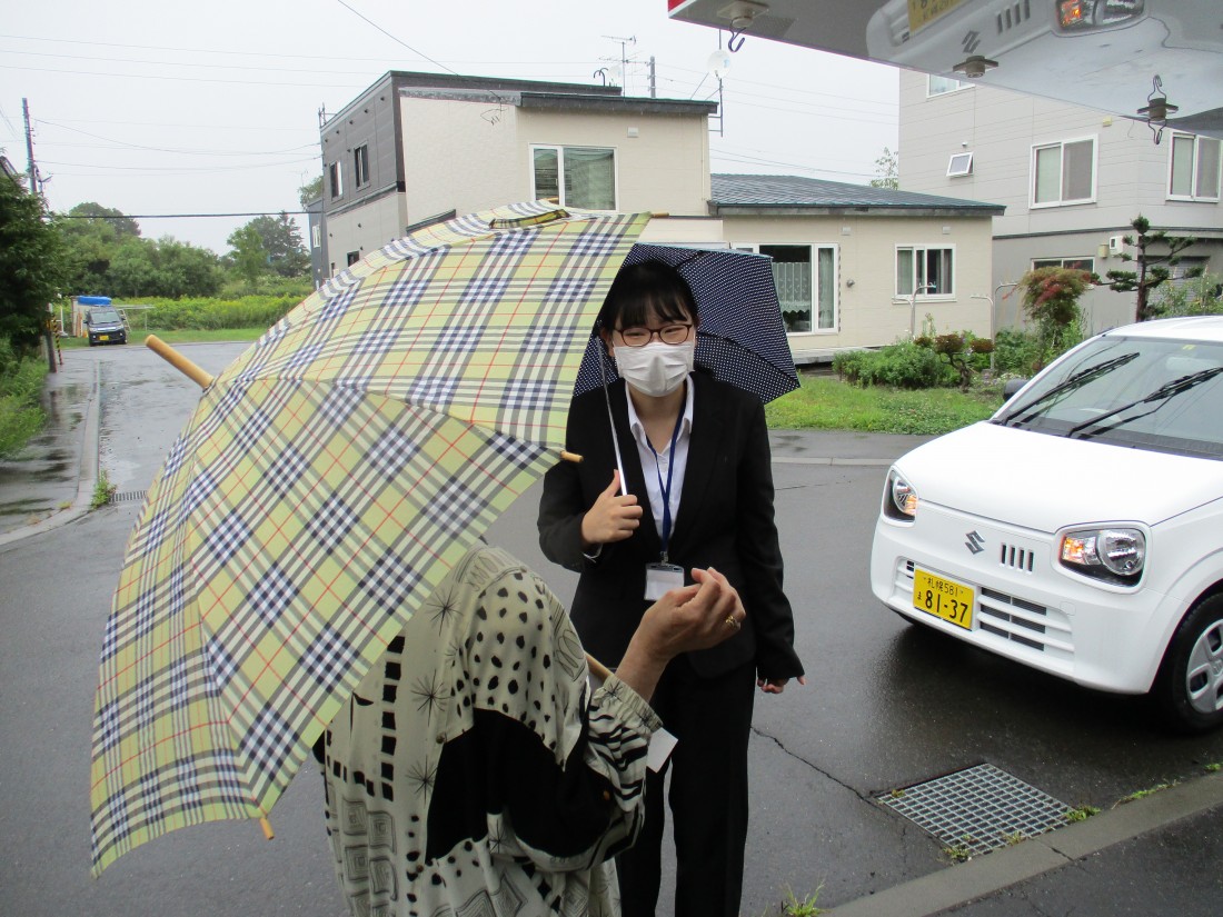 地域住民に質問する実習生の写真