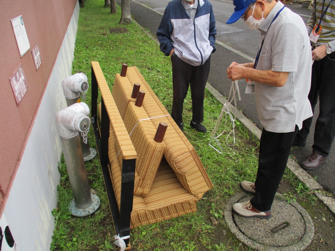 ゴミ捨て場へ運び作業終了した写真